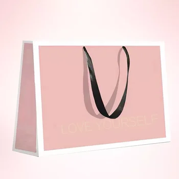 Продажбите на едро 500 бр. Бумажно-картонена опаковка с индивидуално лого с лента дръжка за сватбен подарък на купувача